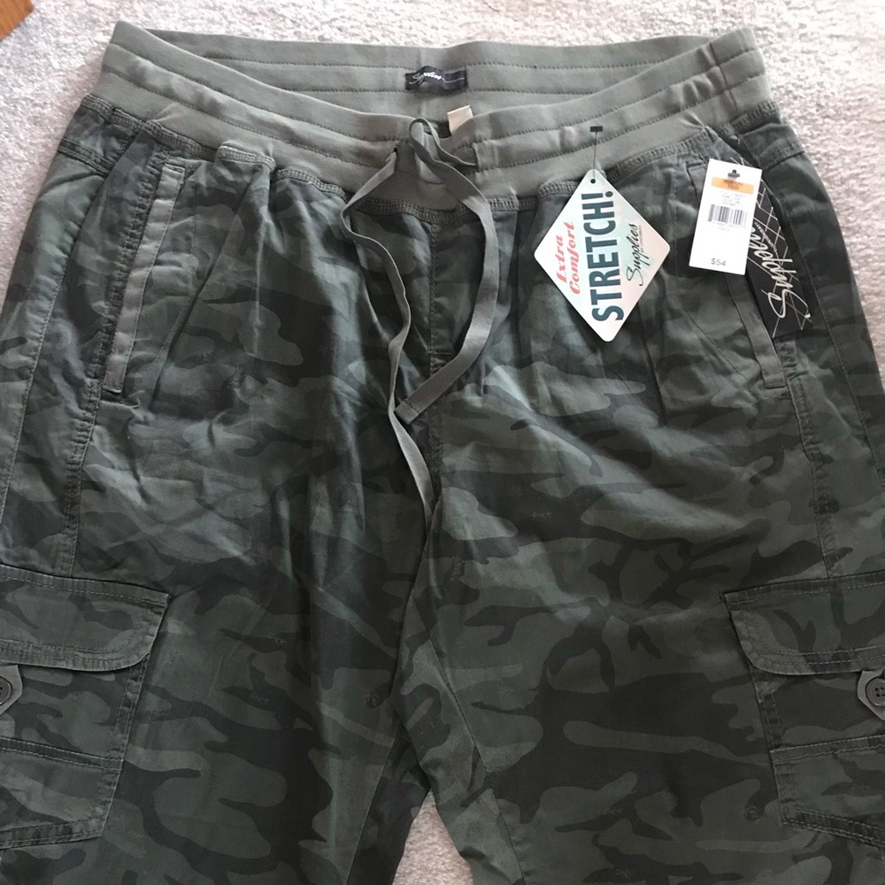 Women’s Camo Cargo pull on pants 16W
